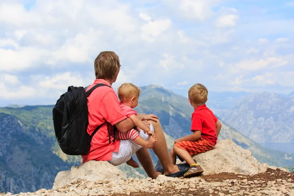Padre e hijos mirando montañas de vacaciones — Foto de Stock