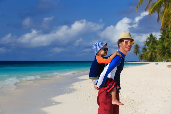 父亲和小儿子在海滩度假 — 图库照片