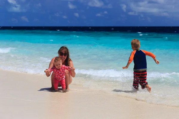 Mère et les enfants s'amusent aux vacances tropicales — Photo