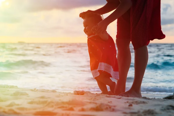 Mère et petite fille marchant sur la plage de sable — Photo