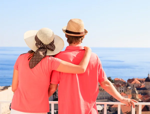 Szczęśliwa para na wakacjach w Europie — Zdjęcie stockowe