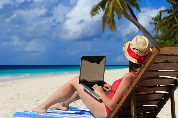 Woman with laptop on tropical vacation — Stock Photo, Image