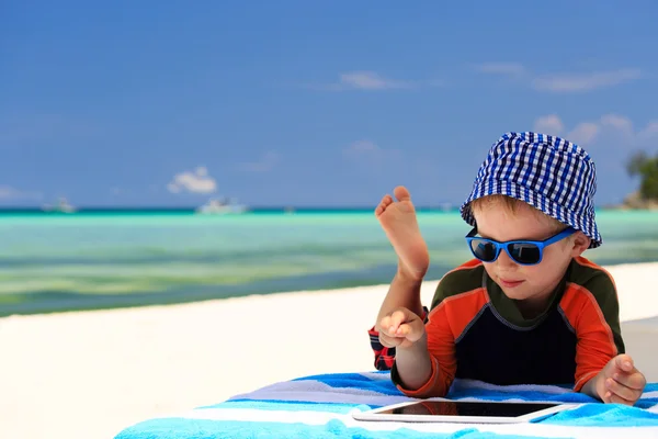 Menino brincando no touch pad na praia — Fotografia de Stock