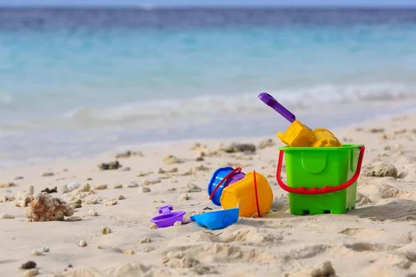 Děti hračky na tropické pláži s pískem — Stock fotografie