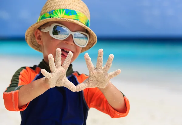 Mały chłopiec, zabawy na plaży wakacje — Zdjęcie stockowe