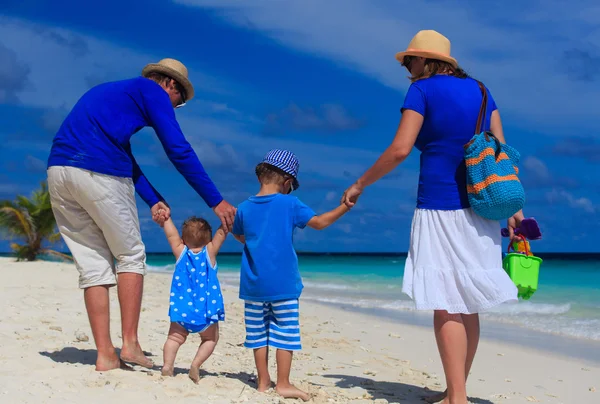 Famille avec enfants marchant sur la plage tropicale — Photo