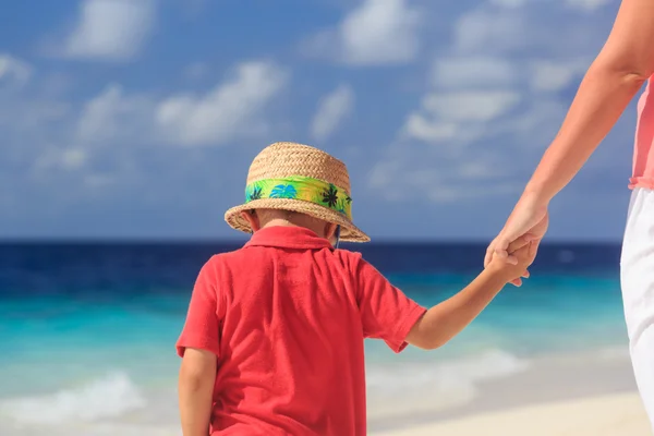 Moeder en zoon hand in hand op strand vakantie — Stockfoto