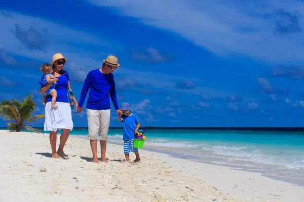 Gezin met kinderen lopen op tropisch strand — Stockfoto