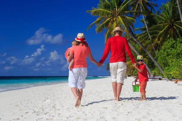 Gezin met kinderen lopen op tropisch strand — Stockfoto