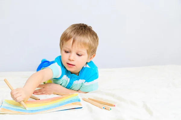 Kleine jongen tekening thuis — Stockfoto