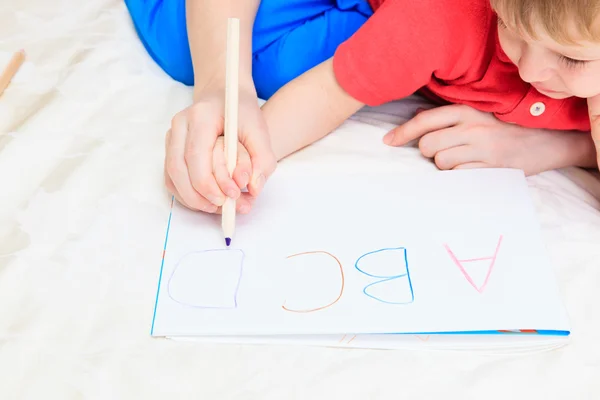 Mains de la mère et de l'enfant écrivant des lettres — Photo