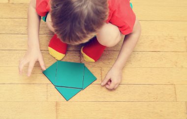 Bulmaca, erken eğitim ile oynarken küçük çocuk