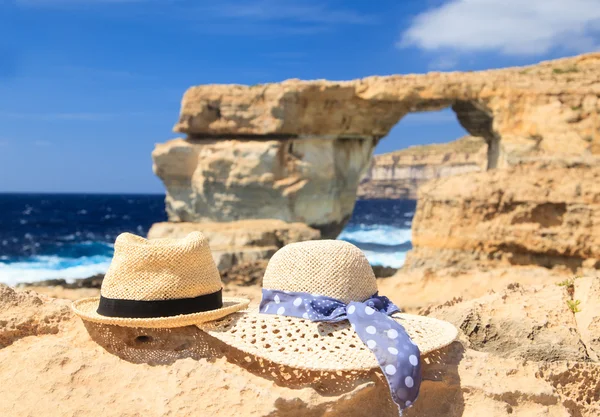 Dos sombreros en Azure Window en la isla de Gozo, vacaciones en Malta — Foto de Stock