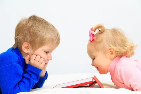 Niño y niña usando almohadilla táctil —  Fotos de Stock