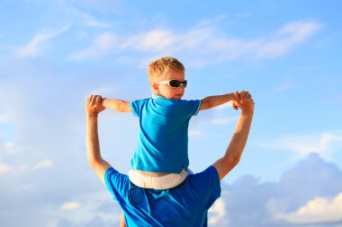 Baba ve küçük oğlu omuzlarında sky Çal