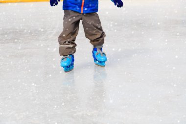 Çocuk ayak kışın buzda kaymayı öğrenme