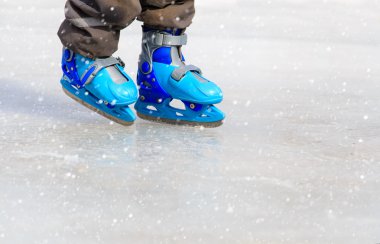 Çocuk ayak kışın buzda kaymayı öğrenme