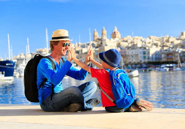 Ojciec wraz z synem podróżują na Malcie, Europa — Zdjęcie stockowe