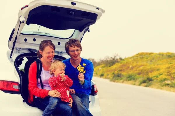 Family with little daughter travel by car in nature — Stock Photo, Image