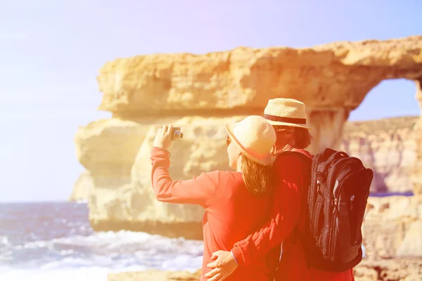 Tourist couple travel in Gozo island, Malta — Stock Photo, Image