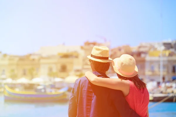 Šťastné milující pár na Maltě, Evropa — Stock fotografie