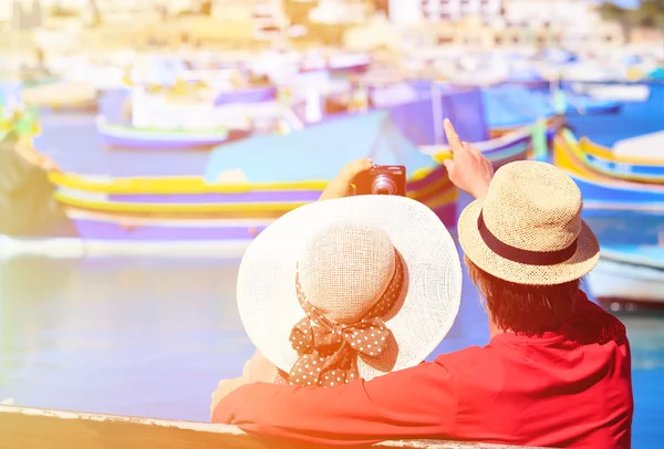 Feliz pareja amorosa de vacaciones en Malta — Foto de Stock