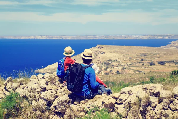 Father with two kids travel in mountains — Stock Photo, Image