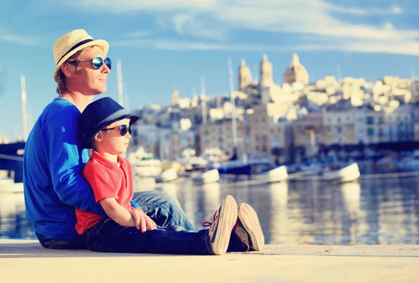 Pai e filho olhando para a cidade de Valetta, Malta — Fotografia de Stock