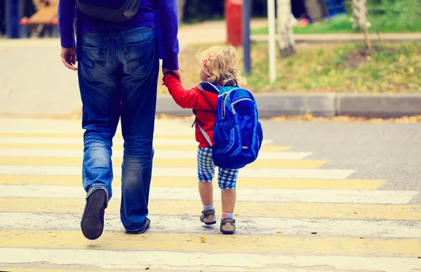 Vater mit kleiner Tochter zu Fuß zur Schule oder zur Kita — Stockfoto