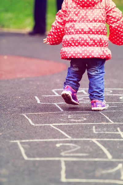 Kind spielt Hopscotch auf Spielplatz im Freien — Stockfoto