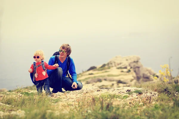 Far och dotter vandring i bergen — Stockfoto