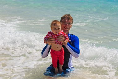 Baba ve kızı Yüzme keyfini çıkarın