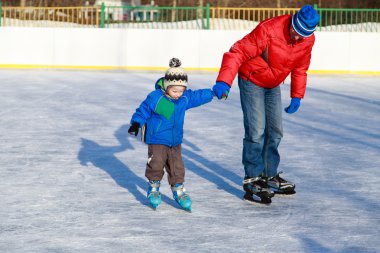Baba ve küçük oğlu buz pateni