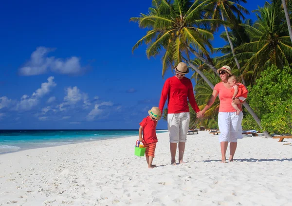 Familia con niños caminando en la playa tropical —  Fotos de Stock