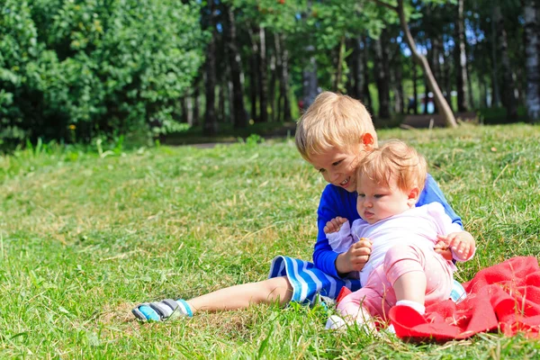 Anak-anak bermain di taman musim panas — Stok Foto