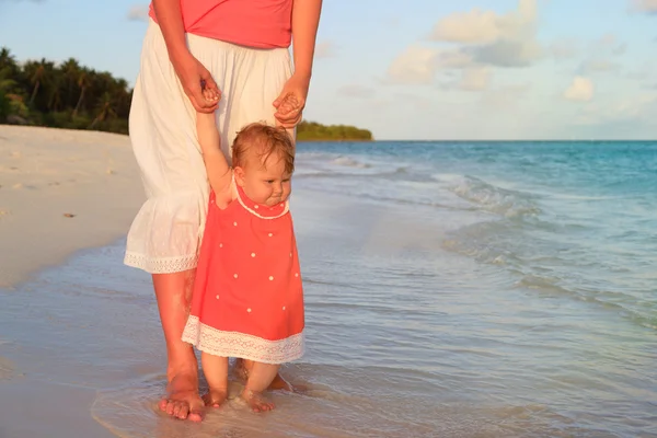 Matka i córeczka spacerujące po plaży — Zdjęcie stockowe