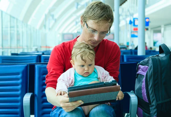 Far och barn väntar på flygplatsen — Stockfoto