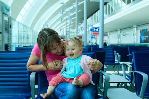 Madre y bebé esperando en el aeropuerto — Foto de Stock