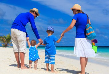 tropik Sahilde yürüyüş çocuklu aile