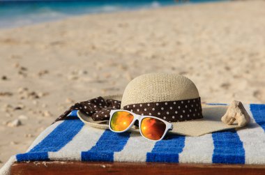 şapka ve güneş gözlüğü tropikal tatil
