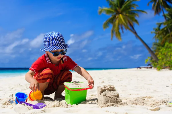 小男孩在海滩上玩沙子 — 图库照片