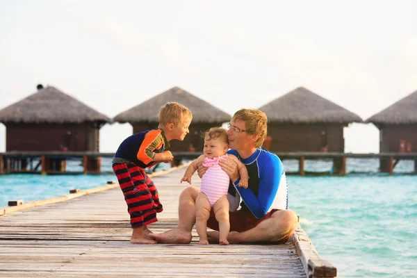 Vader met kinderen op tropische vakantie — Stockfoto