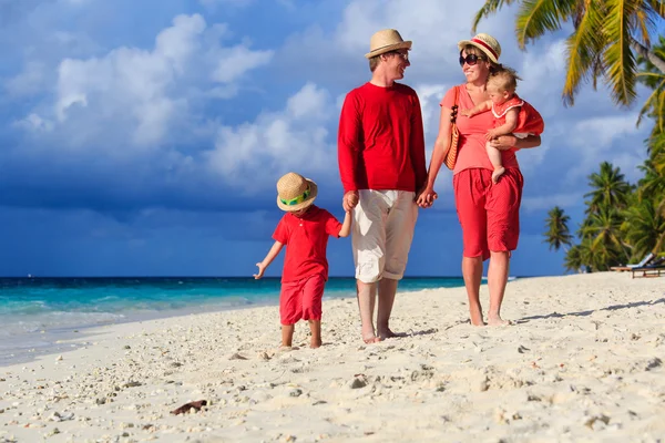 Familia con niños caminando en la playa tropical — Foto de Stock