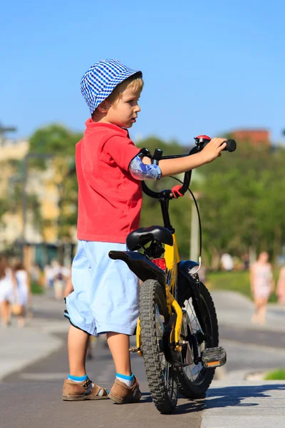 Маленький мальчик езда на велосипеде в городе — стоковое фото