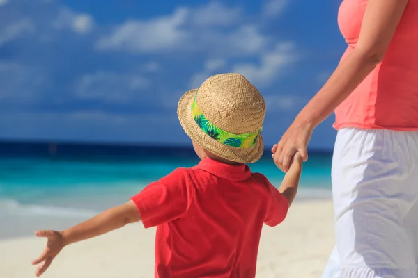 Moeder en zoon hand in hand op strand vakantie — Stockfoto