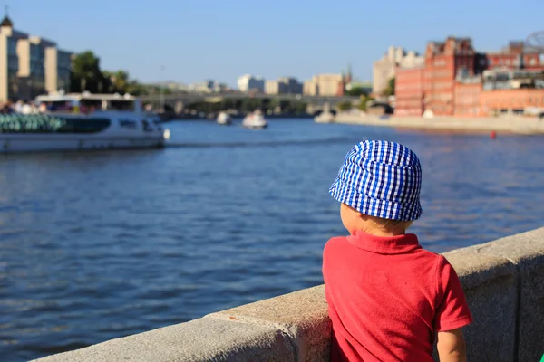 Маленький хлопчик дивиться на набережну в місті — стокове фото