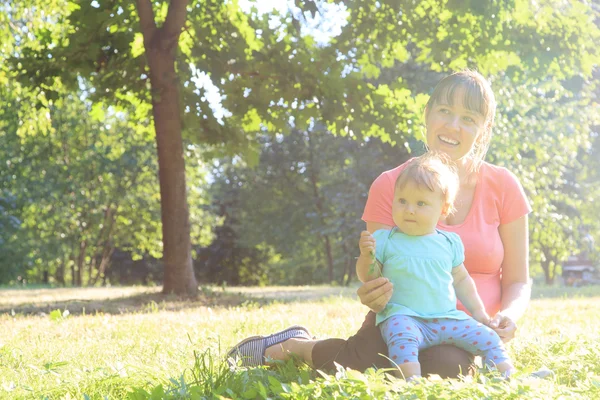 Mor och dotter i sunset park — Stockfoto