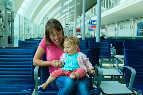 Madre y bebé esperando en el aeropuerto — Foto de Stock