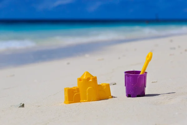 Kids toys on tropical beach — Stock Photo, Image