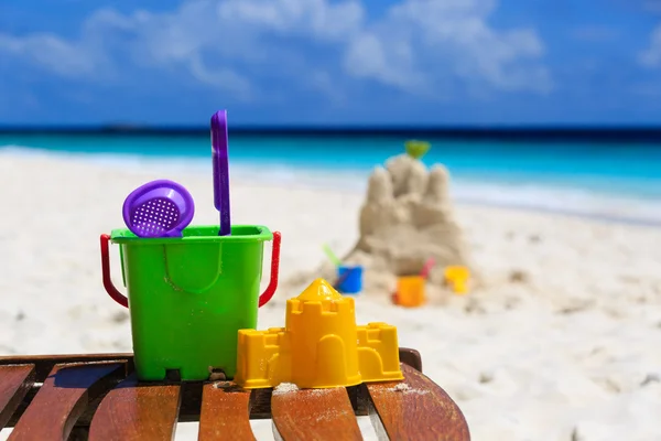 Juguetes para niños en playa tropical — Foto de Stock